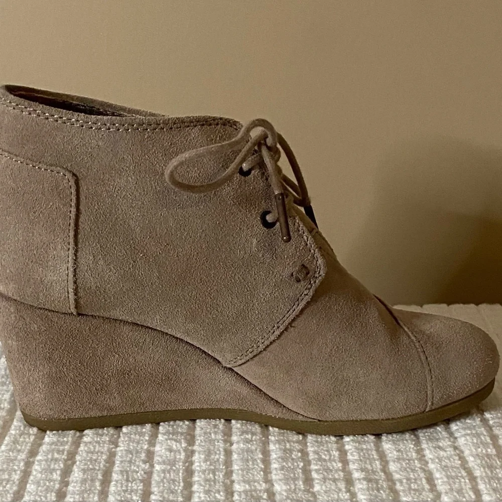 Toms Women’s Suede Wedge